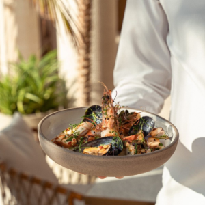 Μπολ με γαρίδες και μύδια σερβιρισμένα με μυρωδικά